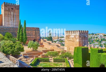 La vista sulla torre di avvistamento di Alcazaba dal patio de Machuca di Alhambra, Granada, Spagna Foto Stock