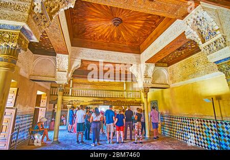 GRANADA, SPAGNA - 25 SETTEMBRE 2019: Interni decorati della sala Mexuar del Palazzo Nasrid dell'Alhambra con motivi scolpiti sul soffitto in legno, decorazioni sebka Foto Stock