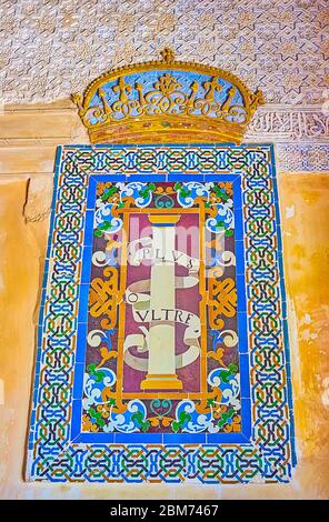 GRANADA, SPAGNA - 25 SETTEMBRE 2019: Il muro della sala Mexuar del Palazzo Nasrid dell'Alhambra è decorato con Carlos V stemma, fatto di til colorato Foto Stock