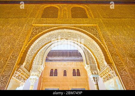 GRANADA, SPAGNA - 25 SETTEMBRE 2019: Il capolavoro sebka decor copre le pareti della camera dorata del Palazzo Nasrid dell'Alhambra e il suo passo ad arco, leadin Foto Stock