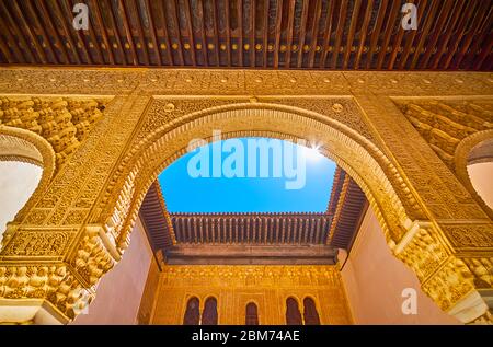 GRANADA, SPAGNA - 25 SETTEMBRE 2019: L'arco del patio della stanza dorata (Palazzo Nasrid, Alhambra) è coperto con intonaco ornato di sebka, ar intricato Foto Stock