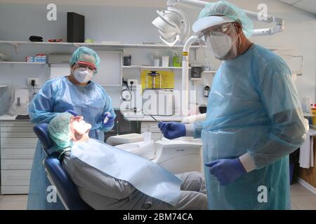 Modena. Dr. Paolo D'Angelo, partner della Comedent Dental Practice vestita con le protezioni prescritte dall'Ausl per combattere il Coronavirus durante la visita di un paziente (ROBERTO BRANCOLINI/Fotogramma, Modena - 2020-05-07) p.s. la foto e' utilizzabile nel rispetto del contenuto in cui e' stata vista, e senza intenzione diffamatorio del decore delle persone rappresentate Foto Stock