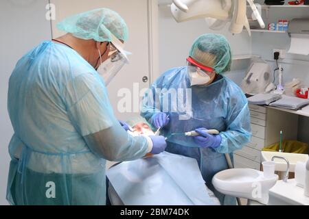 Modena. Dr. Paolo D'Angelo, partner della Comedent Dental Practice vestita con le protezioni prescritte dall'Ausl per combattere il Coronavirus durante la visita di un paziente (ROBERTO BRANCOLINI/Fotogramma, Modena - 2020-05-07) p.s. la foto e' utilizzabile nel rispetto del contenuto in cui e' stata vista, e senza intenzione diffamatorio del decore delle persone rappresentate Foto Stock