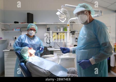 Modena. Dr. Paolo D'Angelo, partner della Comedent Dental Practice vestita con le protezioni prescritte dall'Ausl per combattere il Coronavirus durante la visita di un paziente (ROBERTO BRANCOLINI/Fotogramma, Modena - 2020-05-07) p.s. la foto e' utilizzabile nel rispetto del contenuto in cui e' stata vista, e senza intenzione diffamatorio del decore delle persone rappresentate Foto Stock