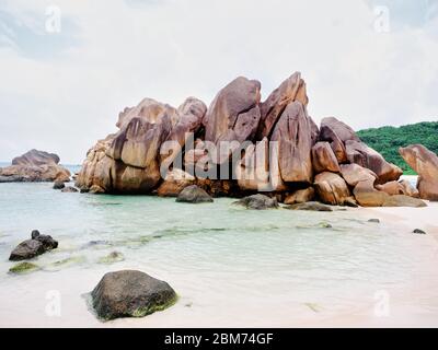 Grandi rocce sulla spiaggia di sabbia Foto Stock