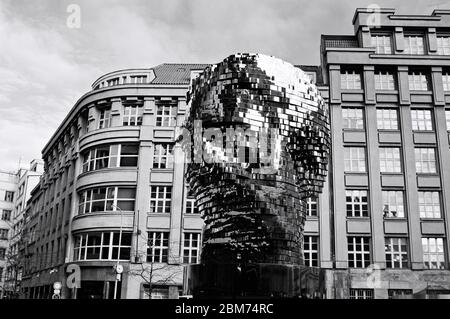 Praga, Repubblica Ceca - 29 dicembre 2019: La scultura cinetica della "testa di Franz Kafka" è un'opera alta 11 metri ed è composta da 42 auto-rotanti Foto Stock