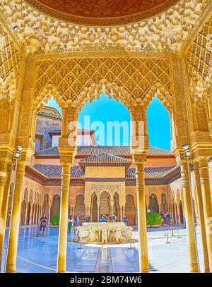 GRANADA, SPAGNA - 25 SETTEMBRE 2019: Osserva la Corte dei Lions e la Fontana attraverso il portico del Palazzo dei Lions (Palazzo Nasrid, Alhambra) decorato con Foto Stock