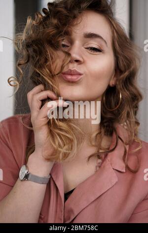 Foto closeup di bella divertente abbastanza curly signora positivo buon umore invio aria baci Foto Stock