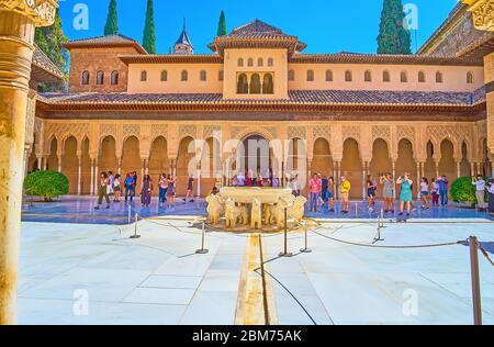 GRANADA, SPAGNA - 25 SETTEMBRE 2019: Il grande gruppo di turisti intorno alla fontana del Leone, situato in mezzo alla corte nel Palazzo dei Leoni (Palazzo Nasrid, A. Foto Stock