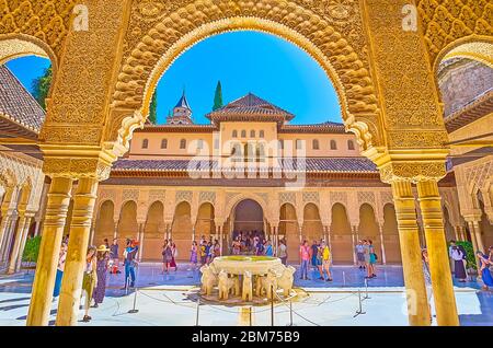 GRANADA, SPAGNA - 25 SETTEMBRE 2019: Guarda la fontana del Leone, situata nella Corte dei Leoni (Palazzo Nasrid, Alhambra) attraverso la galleria scolpita dei Leoni P. Foto Stock