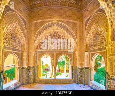 GRANADA, SPAGNA - 25 SETTEMBRE 2019: Lo splendido padiglione Mirador di Daraxa (Palazzo Nasrid, Alhambra) con complex intonaco e decorazioni piastrellate, sebka, moc Foto Stock