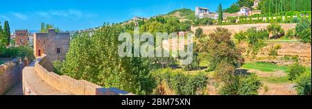 Panorama dal bastione dell'Alhambra con vista sulle torri e sulla collina del Sole (Cerro del Sol) con giardini ornamentali del Generalife, Granada, Spagna Foto Stock