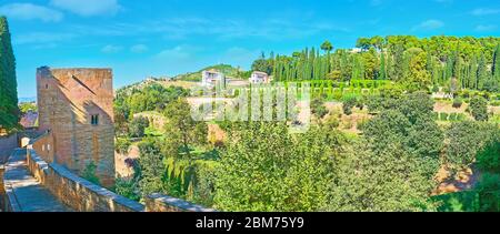 Panorama dei lussureggianti giardini del Generalife, che occupano la collina del Sole, e la Torre medievale di Captive (Torre de la Cautiva) sul lato sinistro, Alhambra, Foto Stock