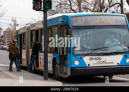 6 maggio 2020 - MTL, QC, Canada: Gli utenti dei trasporti pubblici di Montreal entrano in un autobus e nero indossando una maschera facciale durante Coronavirus COVID-19 Pandemic Foto Stock