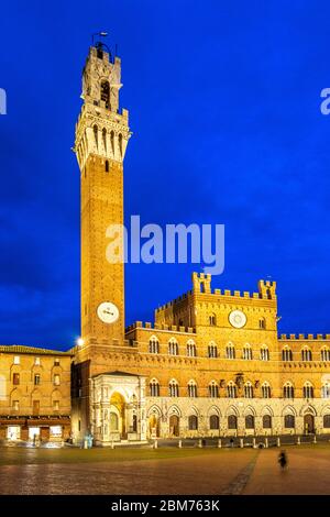 Campo mit Palazzo pubblico (Rathaus) und Turm Torre del Mangia, Siena, Toskana, Italien Foto Stock