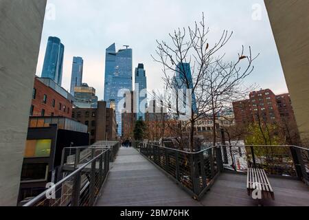 Architettura presso la High Line, parco pubblico costruito su una storica linea ferroviaria merci sopraelevata sulle strade di Manhattan, New York, USA Foto Stock