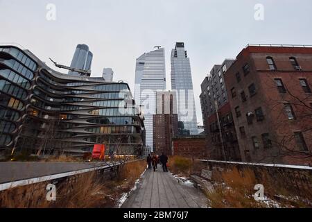 Manhattan, New York, USA - Dicembre 2019. Il parco pubblico High Line costruito su una storica linea ferroviaria per il trasporto merci sopraelevata sulle strade di Manhattan. Foto Stock