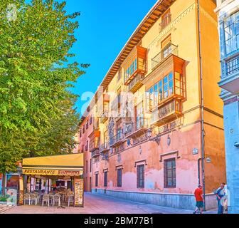 GRANADA, SPAGNA - 25 SETTEMBRE 2019: La vista sullo splendido palazzo dell'Arcivescovo e della Curia Metropolitana dalla piazza Bib-Rambla, a Septem Foto Stock