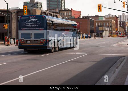 Londra, Canada - 7 maggio 2020. Greyhound Canada ha annunciato oggi che cesserà temporaneamente le operazioni in tutto il Canada con 400 licenziamenti. Foto Stock