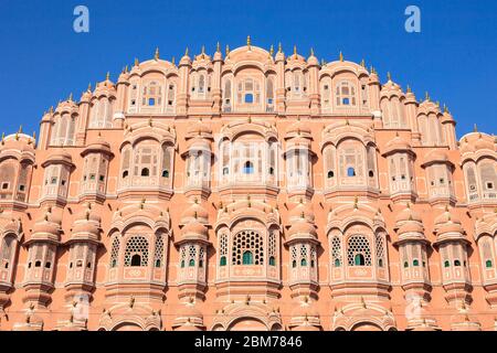 La facciata del Hawa Mahal o Palazzo del vento a Jaipur, Rajasthan, India Foto Stock
