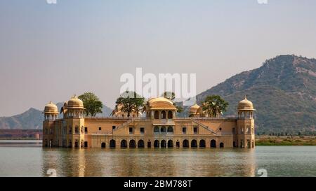 Jal Mahal o Palazzo acqua galleggiante sull uomo Sagar lago a Jaipur, India Foto Stock