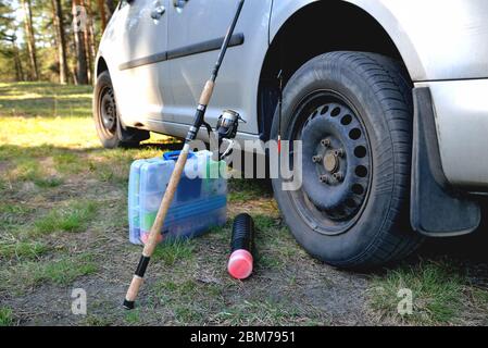 accessori per la pesca vicino a un'auto giorno di sole, luce solare, preparazione per la pesca da vicino Foto Stock