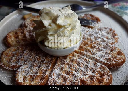 Waffle serviti in un caffè belga, Bruges, Belgio Foto Stock