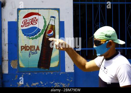 Guacara, Carabobo, Venezuela. 4 maggio 2020. 04 maggio 2020. Un uomo cammina di fronte a una Pepsi Cola pubblicità gravitty situato nel centro della città di Guacara, Carabobo stato. Foto: Juan Carlos Hernandez Credit: Juan Carlos Hernandez/ZUMA Wire/Alamy Live News Foto Stock