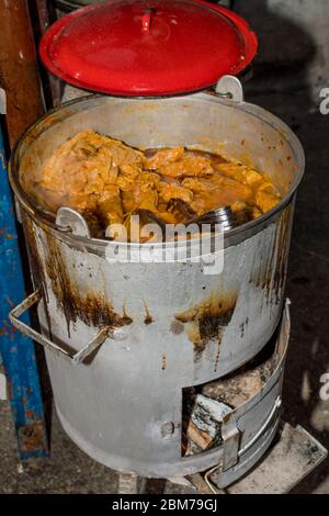 Tradizionale piatto rumeno chiamato 'sarmale', preparato in forno tradizionale. Panini di carne tritati, cavolo e riso piatto speciale Foto Stock