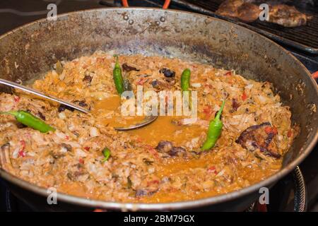 Tradizionale piatto rumeno chiamato 'sarmale', preparato in forno tradizionale. Panini di carne tritati, cavolo e riso piatto speciale Foto Stock