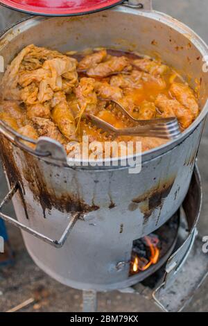 Tradizionale piatto rumeno chiamato 'sarmale', preparato in forno tradizionale. Panini di carne tritati, cavolo e riso piatto speciale Foto Stock