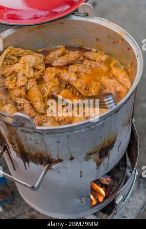 Tradizionale piatto rumeno chiamato 'sarmale', preparato in forno tradizionale. Panini di carne tritati, cavolo e riso piatto speciale Foto Stock