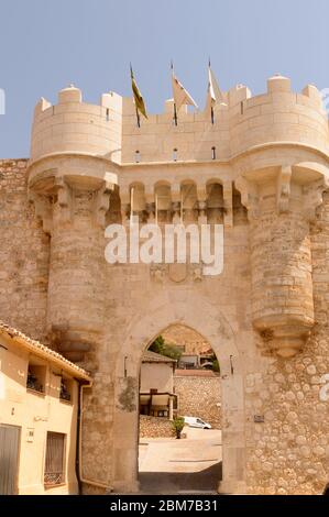 Vista esterna della porta medievale di Hita dedicata all'Arciprete Juan Ruiz di Hita, chiamata anche Puerta de Santa Maria. 23 luglio 2019. Hita Guadalajar Foto Stock