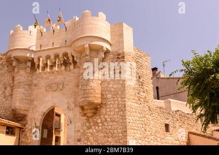 Vista esterna della porta medievale di Hita dedicata all'Arciprete Juan Ruiz di Hita, chiamata anche Puerta de Santa Maria. 23 luglio 2019. Hita Guadalajar Foto Stock