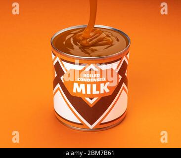 Flusso di latte condensato bollito in lattina su sfondo arancione Foto Stock