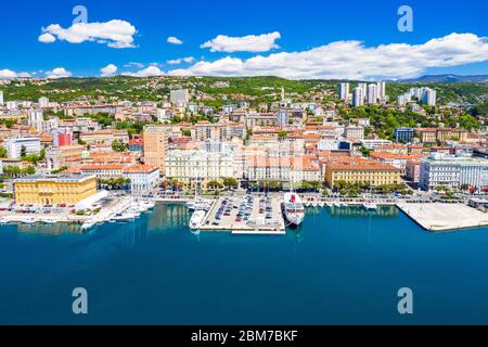 Croazia, città di Fiume, vista panoramica aerea del centro città, porto e porto dal drone Foto Stock