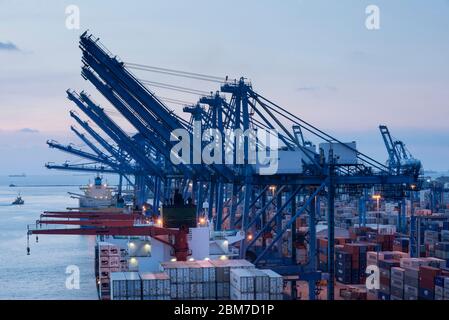 Una nave container è caricata nel porto principale di Manzanillo International Port a Colon City, lato caraibico di Panama, America Centrale Foto Stock