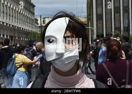 Atene, Grecia. 7 maggio 2020. Artista che protesta al di fuori del Parlamento ellenico. I lavoratori del settore Arte e Cultura sono stati colpiti dalla pandemia del coronatore, come i teatri, i luoghi di musica, musei e siti archeologici rimangono chiusi.gli artisti, quindi, con striscioni e cartelli, raccolti nel quadro del movimento Support Art Workers. (Foto di Dimitrios Karvountzis/Pacific Press) Credit: Pacific Press Agency/Alamy Live News Foto Stock