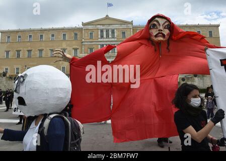 Atene, Grecia. 7 maggio 2020. Artisti che protestano al di fuori del Parlamento ellenico. I lavoratori del settore Arte e Cultura sono stati colpiti dalla pandemia del coronatore, come i teatri, i luoghi di musica, musei e siti archeologici rimangono chiusi.gli artisti, quindi, con striscioni e cartelli, raccolti nel quadro del movimento Support Art Workers. (Foto di Dimitrios Karvountzis/Pacific Press) Credit: Pacific Press Agency/Alamy Live News Foto Stock