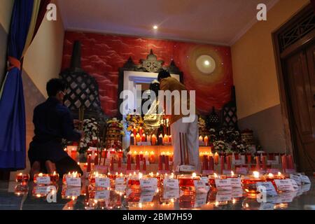 Yogyakarta, Indonesia. 7 maggio 2020. Il buddista accenderà le lampade ad olio durante il Vesak Day (2546 BE), tra le preoccupazioni sulla diffusione della malattia da coronavirus (COVID-19), in un tempio chiuso a Yogyakarta, Indonesia, 7 maggio 2020. (Foto di Devi Rahman/INA Photo Agency/Sipa USA) Credit: Sipa USA/Alamy Live News Foto Stock