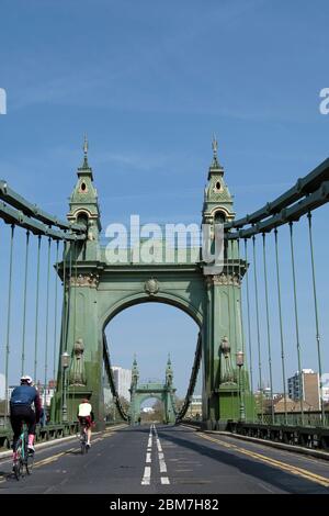 ciclista che attraversa il tamigi sul ponte hammersmith, londra, inghilterra, poco dopo il ponte è stato chiuso al traffico automobilistico per le riparazioni Foto Stock