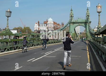 hammersmith bridge, londra, inghilterra, con pedoni e bambini poco dopo il ponte è stato chiuso al traffico automobilistico per le riparazioni Foto Stock