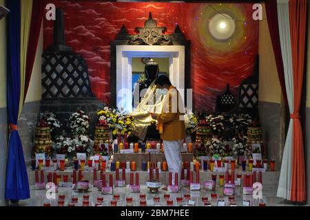 Yogyakarta, Indonesia. 7 maggio 2020. I buddisti che indossano maschere facciali pregano durante il giorno di Vesak (2546 BE), tra le preoccupazioni per la diffusione della malattia di coronavirus (COVID-19), in un tempio chiuso a Yogyakarta, Indonesia, 7 maggio 2020. (Foto di Devi Rahman/INA Photo Agency/Sipa USA) Credit: Sipa USA/Alamy Live News Foto Stock