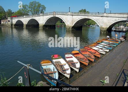 barche a remi a noleggio sul tamigi vicino al ponte di richmond, richmond, surrey, inghilterra Foto Stock