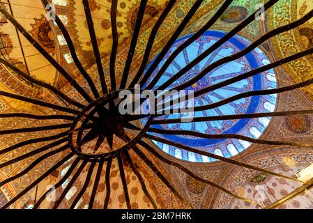 Soffitto della Moschea Blu visto attraverso il lampadario a stella in ferro battuto. Istanbul, Turchia Foto Stock