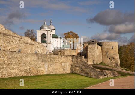 Cattedrale di San Nicola presso la fortezza di Izborsk. Russia Foto Stock