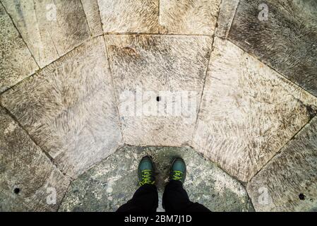 Piedi sopra un vecchio pavimento in pietra Foto Stock