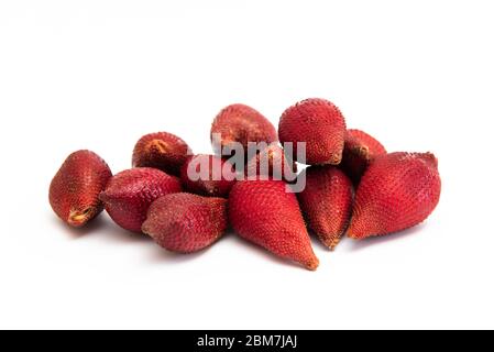 Salak frutta tropicale chiamato frutta serpente su sfondo bianco isolato Foto Stock