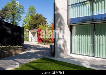 Vista esterna verso l'ingresso principale. Maggie's Center, Royal Marsden Hospital., Sutton, Regno Unito. Architetto: AB Rogers Design, 2019. Foto Stock