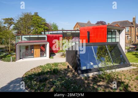 Vista generale dal tetto dell'edificio vicino. Maggie's Center, Royal Marsden Hospital., Sutton, Regno Unito. Architetto: AB Rogers Design, 2019. Foto Stock